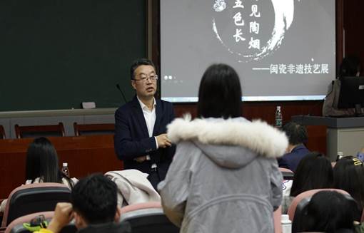 谭平与学生互动